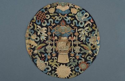 A beautiful and rare silk Kesi roundel, 19th Century