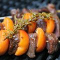 Brochettes de magret de canard aux abricots