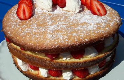 Gâteau de Savoie aux fraises gariguettes et crème Chantilly mascarpone à la vanille (version familial)