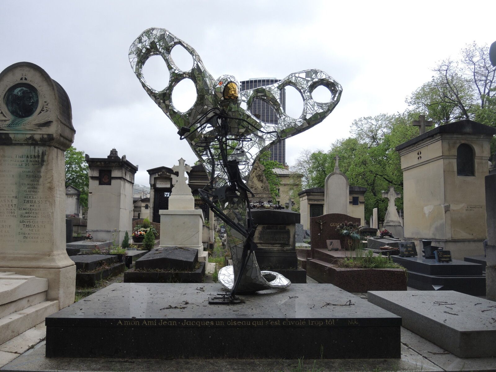 Paris, cimetière Montparnassse, sculpture, l'oiseau de Niki de Saint-Phalle.. (75)