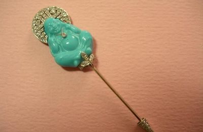 LACLOCHE - Épingle à jabot en platine à décor de Bouddha - époque 1920/1930 