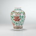 Petit vase en porcelaine wucai, XVIIe siècle