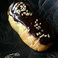 Eclair au chocolat aux éclats de nougatine