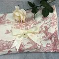 Les Rêves de Marie vous présentent cette trousse de lingerie en toile de Jouy et ce joli dessus de chaise