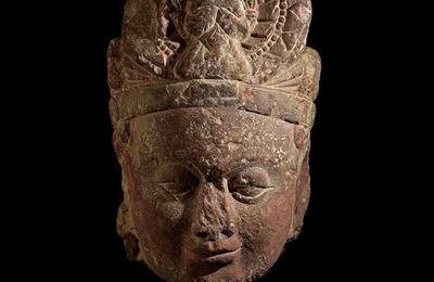 Importante tête de bodhisattva. Inde, dynastie Kushan, IIe-IVe siècles