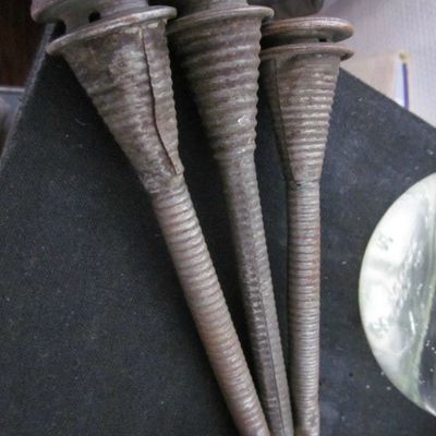 Bobines de filature anciennes en métal