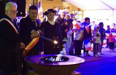 AVEC LE SOUVENIR FRANÇAIS, LE (CHAUD) SYMBOLE DE LA VASQUE ENFLAMMÉE.