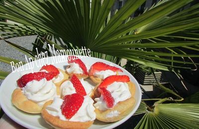 Mignardises pâte Mamounette sablée sucrée aux fraises et chantilly siphonnée maison