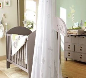 the baby's room. Guide d'achat de la chambre de bébé à l'usage des futurs parents innocents.