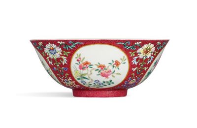 A fine ruby-ground famille-rose sgraffiato medallion bowl, Seal mark and period of Jiaqing (1796-1820)