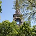 Une tour, une pyramide et...un dinosaure!