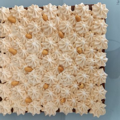 Entremet chocolat, caramel et cacahuètes