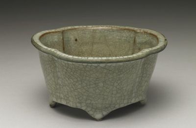 Begonia-shaped basin with celadon glaze, Yuan dynasty (1271-1368)