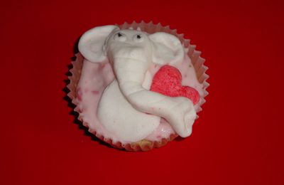 Déco en pâte à sucre ... ou un éléphant sur mes cupcakes