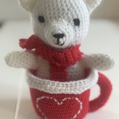 Petit ourson niché au fond de sa tasse . . . 🧸