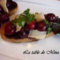 Surprenante tartine de cerises au fromage de brebis