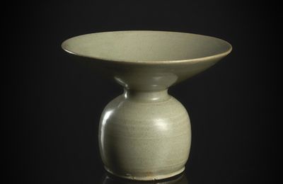 A rare Yueyao spitoon, Tang dynasty (618-907)