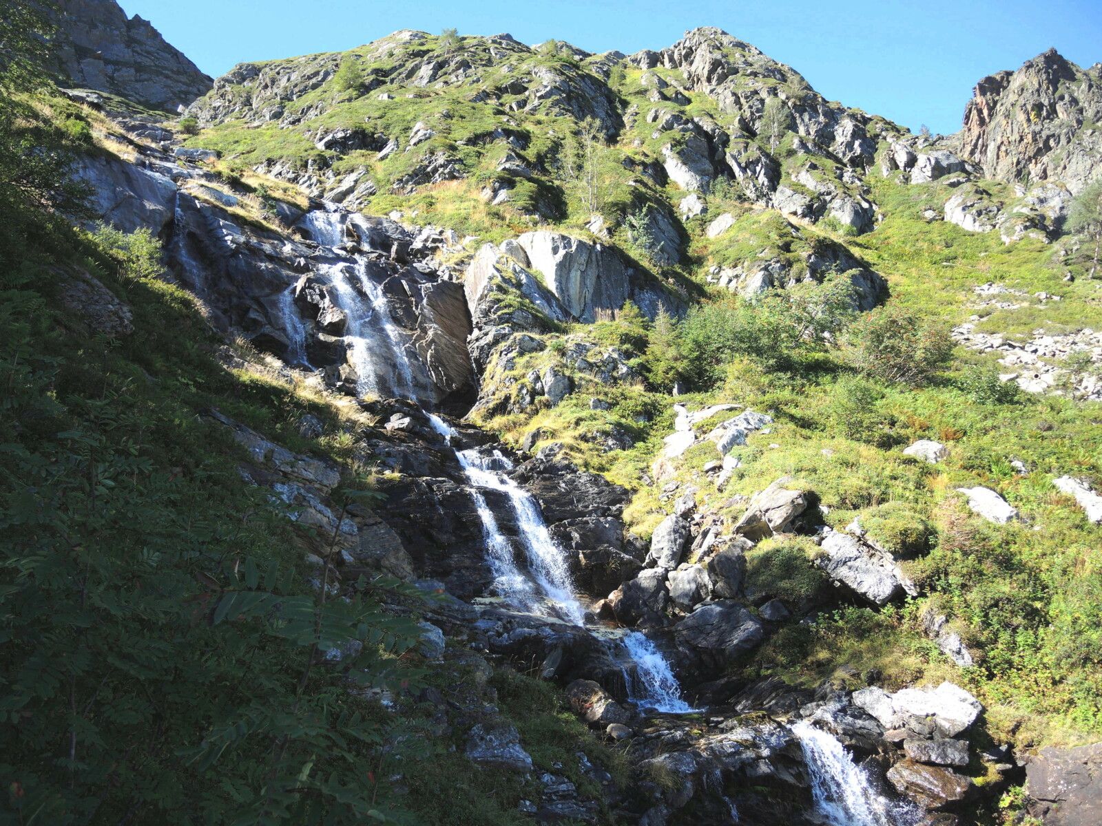 Lac Bleu, sentier deuxième partie, passerelle, cascade, 2023. (65)