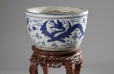 Importante vasque à poissons en porcelaine bleu blanc, Chine, Dynastie Ming, marque et époque Jiajing (1522 - 1566)