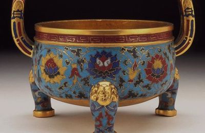 Incense Burner (Lu) in the Form of an Ancient Ritual Tripod (Liding) with Floral Scrolls, Middle Ming dynasty