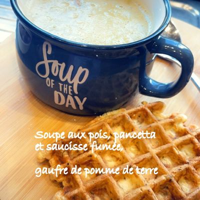 Soupe aux pois, pancetta, saucisse fumée et gaufre de pomme de terre