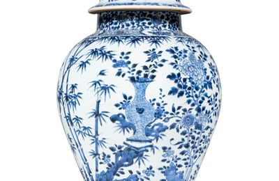 A blue and white porcelain jar and cover, Qing dynasty