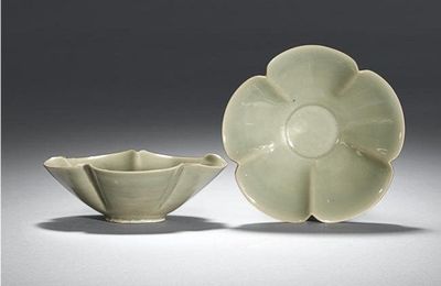 An exquisite pair of Yaozhou flower-shaped bowls. Five dynasties,  10th Century