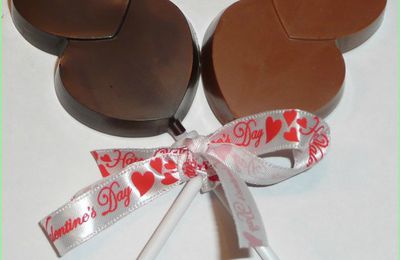 St Valentin, Idée cadeau n° 5 : Sucette en chocolat double coeur.