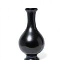 Vase à panse basse en grès émaillé brun noir. XIXe siècle.