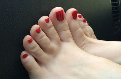 joli pieds vernis de rouge