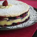 Gâteau bavarois aux fruits rouges, chocolat blanc et fève Tonka