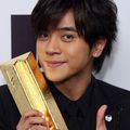 Show Lo wins MTV Asia's "Most Popular Taiwanese Artist Award"