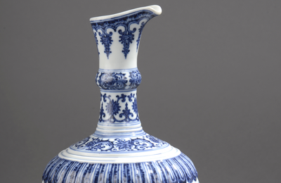 Rare aiguière (huajiao) en porcelaine décorée en bleu sous couverte, Chine, Epoque Yongzheng