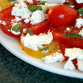 Salade de tomates au brocciu et à la menthe, sans blé, sans lait de vache