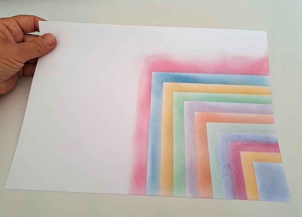 Le cache (ici carré) est glissé (translation) à chaque changement de couleur de pastel.