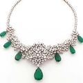 Important collier draperie entièrement serti de diamants brillantés et navette sur un décor floral. Années 1960.