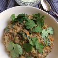 Curry de lentilles vertes aux épinards et sa sauce au concombre