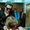 Adam Lambert à l'aéroport d'Helsinki
