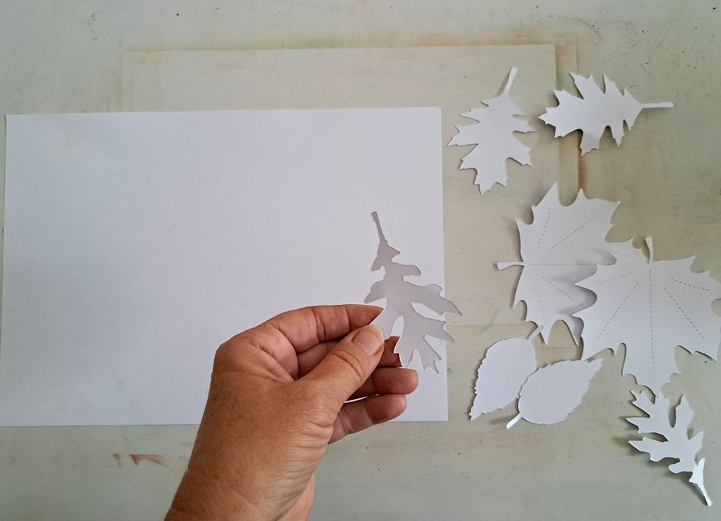 Avec différentes feuilles d'arbre, sans les déplacer