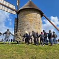 REVUE DE PRESSE NORMANDE au 24 avril 2024: à Hauville (Eure) on a dansé autour d'un vieux moulin. Pas autour d'une éolienne!