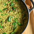 SOUPE ÉPiCÉE AUX LENTiLLES VERTES, POUSSES D'ÉPiNARD & LAiT DE COCO