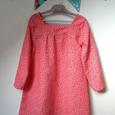 Petite robe à boutons modèle "G"