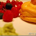 Meringue, fruits rouges et chantilly au th&eacute; matcha