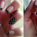 French de pois blancs sur vernis noir et accent nail noir à pois blancs