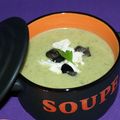 Velouté de courgettes, miettes de chèvre et d'olives