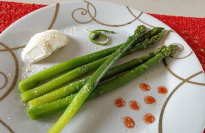 Asperges de Provence et glace à la brousse