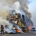 LA REMORQUE DE FOURRAGE DE LA COURSE S’ENFLAMME PLACE DE LA VICTOIRE.