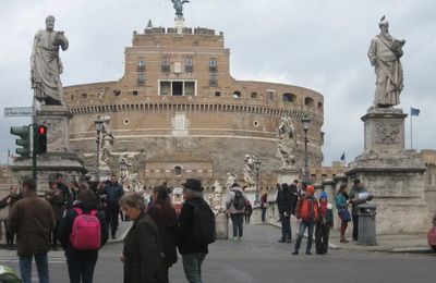 Ponte - Dans la courbe du Tibre (7/21). Piazza Sant’Angelo.