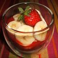 Verrine de yaourt au coulis de fraises et aux bananes