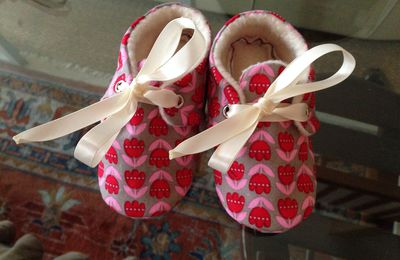 Petits chaussons en polaire et petites tulipes